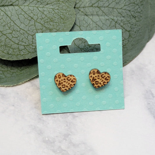 engraved golden oak cheetah print heart-shaped stud earrings